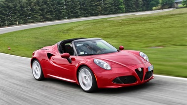 Alfa Romeo 4C Spider rouge 3/4 avant droit travelling