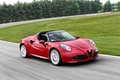 Alfa Romeo 4C Spider rouge 3/4 avant droit travelling