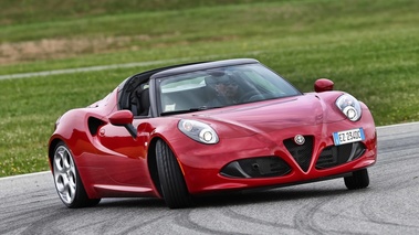 Alfa Romeo 4C Spider rouge 3/4 avant droit travers