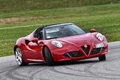 Alfa Romeo 4C Spider rouge 3/4 avant droit travers