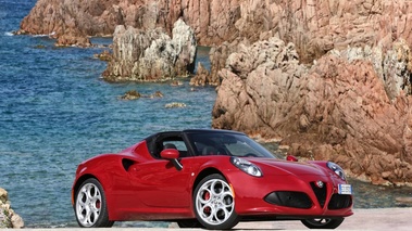 Alfa Romeo 4C Spider rouge 3/4 avant droit