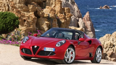 Alfa Romeo 4C Spider rouge 3/4 avant gauche 2