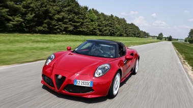 Alfa Romeo 4C Spider rouge 3/4 avant gauche travelling penché