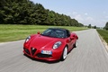 Alfa Romeo 4C Spider rouge 3/4 avant gauche travelling penché