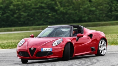 Alfa Romeo 4C Spider rouge 3/4 avant gauche travers