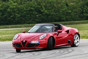 Alfa Romeo 4C Spider rouge 3/4 avant gauche travers