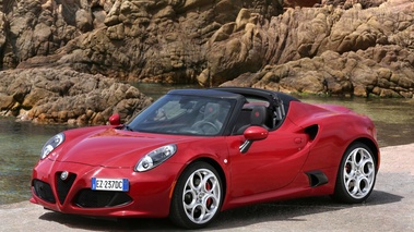 Alfa Romeo 4C Spider rouge 3/4 avant gauche