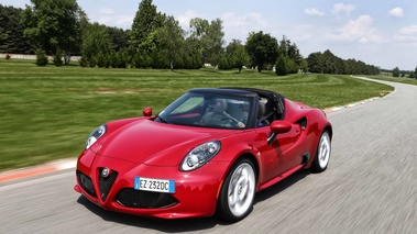 Alfa Romeo 4C Spider rouge 3/4 avant gauche