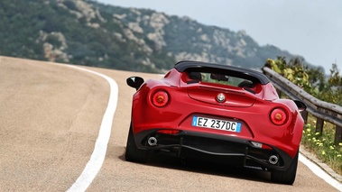 Alfa Romeo 4C Spider rouge face arrière penché