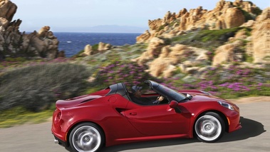 Alfa Romeo 4C Spider rouge filé