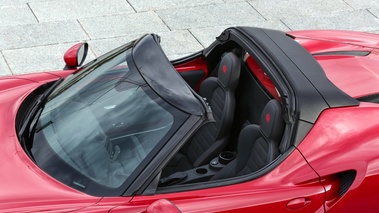 Alfa Romeo 4C Spider rouge intérieur