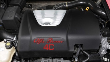Alfa Romeo 4C Spider rouge moteur