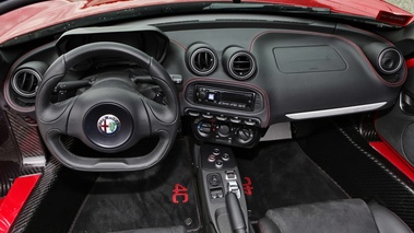 Alfa Romeo 4C Spider rouge tableau de bord