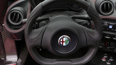 Alfa Romeo 4C Spider rouge volant