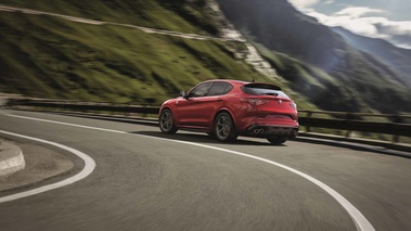 Alfa Romeo Stelvio QV rouge 3/4 arrière gauche travelling 2