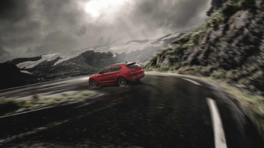 Alfa Romeo Stelvio QV rouge 3/4 arrière gauche travelling penché