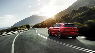 Alfa Romeo Stelvio QV rouge 3/4 arrière gauche travelling