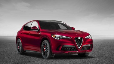 Alfa Romeo Stelvio QV rouge 3/4 avant droit