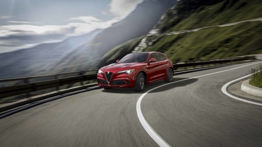 Alfa Romeo Stelvio QV rouge 3/4 avant gauche travelling