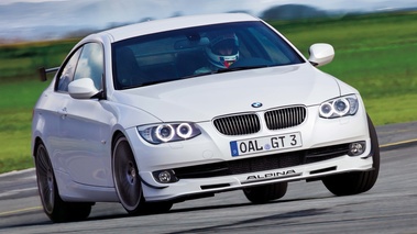 Alpina B3 GT3 blanc 3/4 avant droit penché