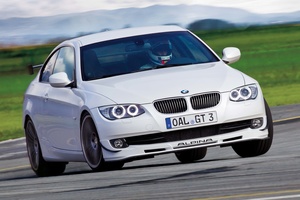 Alpina B3 GT3 blanc vue de 3/4 avant droit