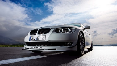 Alpina B3 GT3 blanc 3/4 avant gauche