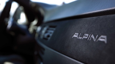 Alpina B3 GT3 blanc logo tableau de bord 2