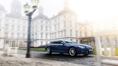 Alpina B6 Biturbo Gran Coupe - bleu - 3/4 avant droit dynamique