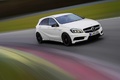 Mercedes A45 AMG blanc 3/4 avant droit travelling penché 2