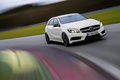 Mercedes A45 AMG blanc 3/4 avant droit travelling penché 3