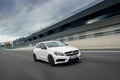 Mercedes A45 AMG blanc 3/4 avant droit travelling penché 4