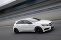 Mercedes A45 AMG blanc 3/4 avant droit travelling penché