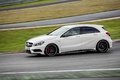 Mercedes A45 AMG blanc 3/4 avant gauche filé