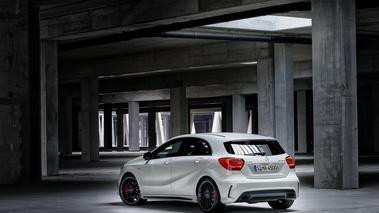 Mercedes A45 AMG - blanche - 3/4 arrière gauche