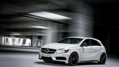 Mercedes A45 AMG - blanche - 3/4 avant droit dynamique