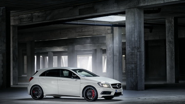 Mercedes A45 AMG - blanche - 3/4 avant droit