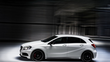 Mercedes A45 AMG - blanche - profil gauche, dynamique