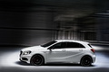 Mercedes A45 AMG - blanche - profil gauche, dynamique