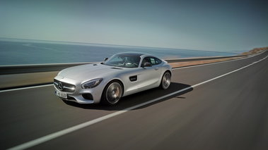 Mercedes AMG GT - Grise - 3/4 avant gauche dynamique