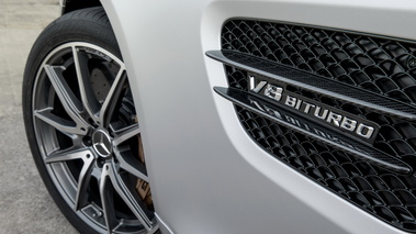 Mercedes AMG GT - Grise - Détail, logo Biturbo