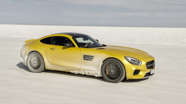 Mercedes AMG GT S - Jaune - 3/4 avant droit dynamique, sur lac salé