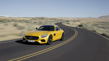 Mercedes AMG GT S - Jaune - 3/4 avant gauche dynamique