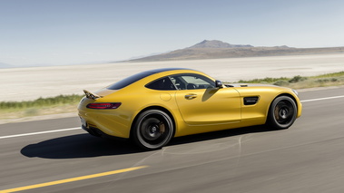 Mercedes AMG GT S - Jaune - Profil droit dynamique