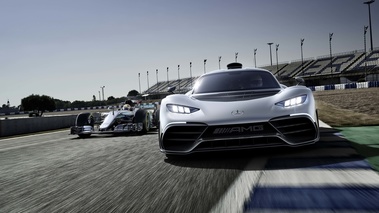 Mercedes AMG Project One gris face avant travelling