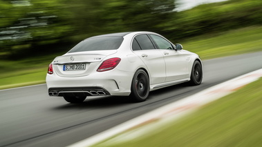 Mercedes-Benz AMG C63 - blanche - 3/4 arrière droit dynamique