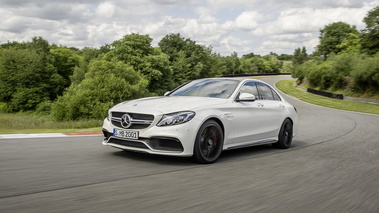 Mercedes-Benz AMG C63 - blanche - 3/4 avant gauche dynamique