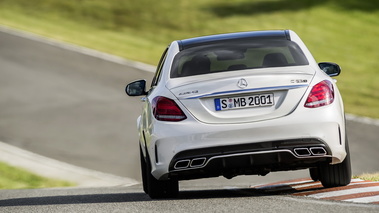 Mercedes-Benz AMG C63 - blanche - arrière, dynamique