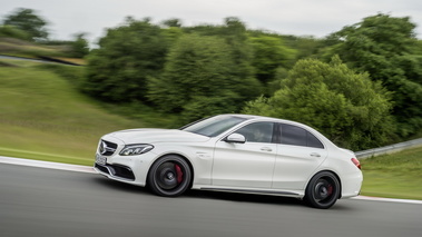 Mercedes-Benz AMG C63 - blanche - profil gauche dynamique