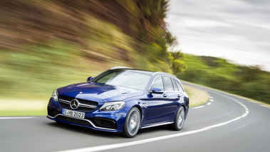 Mercedes-Benz AMG C63 S break - bleu - 3/4 avant gauche dynamique