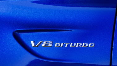 Mercedes-Benz AMG C63 S break - bleu - Détail, logo V8 Biturbo